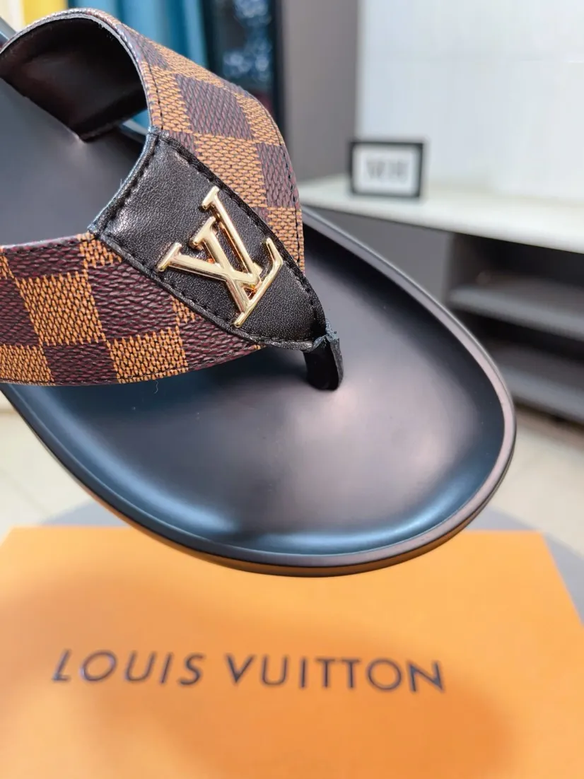 Men's shoes 💰260🌹🌹 (lv-Louis Vuitton) new men's sandals, high-end boutique, exquisite embossed logo decoration on the upper, fine workmanship, super soft soles, casual, loose and comfortable, a must-have in summer! \nsize：38-44